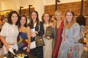 Concha Morcillo, en el centro de la imagen, junto a amigas y clientas en su nueva Óptica Concha Morcillo.