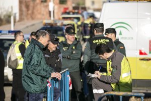 Agentes de la Guardia Civil con otros miembros del dispositivo en el Puesto de mando avanzado de Las Negras.