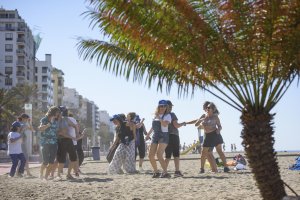 Talleres de biodanza, yoga y hoponopono esta mañana en la playa de San Miguel.