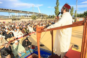 Musulmanes de Almería rezan en la explanada del Estadio de los Juegos Mediterráneos