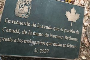 Placa en recuerdo de la ayuda de Canadá a los huidos.