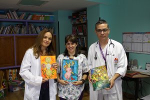 Ana Calcerrada, Mercedes Ortiz y Francisco Vela con materiales usados en el taller.
