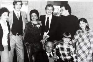 Adolfo Siret, sentado, hijo del sabio, detrás su mujer Ofelia, hijos y nietos