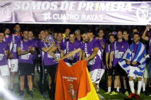 Los jugadores celebrando el ascenso a Primera.