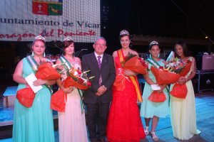 El alcalde de Vícar, Antonio Bonilla, con la Reina de las Fiestas, sus Damas y la Reina de 2017.