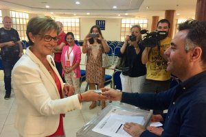 Adriana Valverde, esta mañana, depositando su voto en las primarias del PSOE.