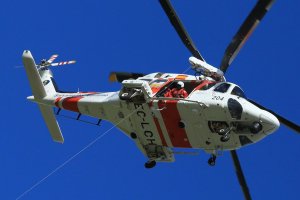 Helicóptero de Salvamento que ha procedido al rescate de los cuatro náufragos.