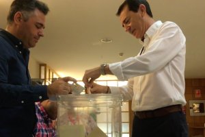 Perez Navas depositando su voto esta mañana.