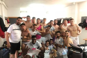Celebración en el vestuario del Almería B.