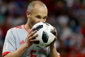 Andrés Iniesta recibirá el homenaje de la afición española.