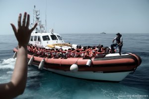 Migrantes del Aquarius son transferidos a dos barcos italianos.