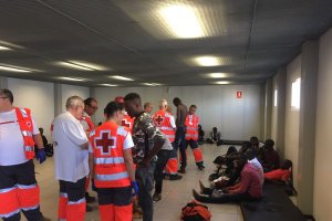 Atención de Cruz Roja ayer por la tarde a los 53 migrantes subsaharianos rescatados por Salvamento en el mar de Alborán.