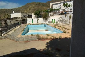 Antigua piscina, donde irá ubicado el aparcamiento.