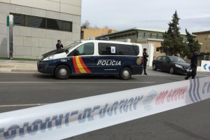 El furgón entrando en los juzgados de Almería.