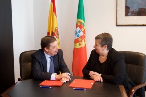 El ministro español de Agricultura, Luis Planas, en el Consejo Europeo junto a su homóloga de Portugal.