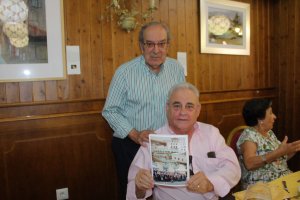 Francisco Maldonado, presentador del libro; y Gabriel Morales, autor.