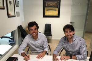 Firma del convenio con la Clínica Dental Alberto Fernández & Ayora.