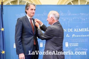 El exministro de la Serna en el momento de recibir el Escudo de la Diputación de Almería
