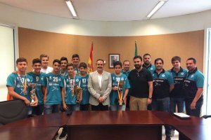 El delegado con las estrellas del mañana.