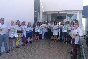 Concentración a las puertas del centro de salud de Aguadulce Sur.