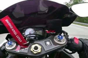 Motorista a 250 kilómetros por hora en una vía interurbana