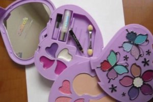 Kit de maquillaje retirado.