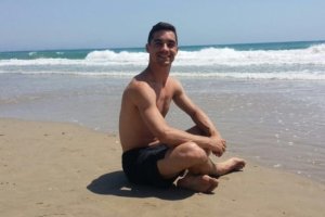 El patinador Javier Fernández, en una playa almeriense en una imagen difundida en sus redes.