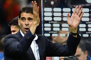 Fernando Hierro aplaudiendo a sus jugadores.