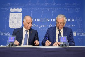 Firma del acuerdo por parte de los presidentes de Diputación y Asempal
