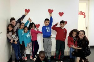 Los niños lo pasan en grande en la academia.