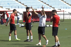 Esteban Navarro dando instrucciones a la plantilla.