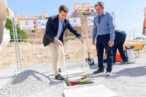 Miguel Ángel Castellón, poniendo esta mañana la primera piedra de la nueva promoción de VPO.