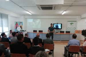Javier Morillas durante la exposición de su proyecto