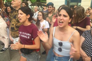Dos jóvenes gritan contra la puesta en libertad de los miembros de La Manada, decisión que ha generado protestas en todas las ciudades.