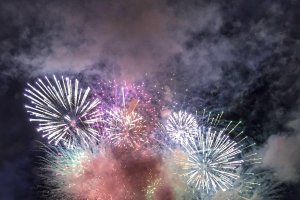 Los fuegos artificiales comenzarán en torno a medianoche en  el Espigón de la Térmica.