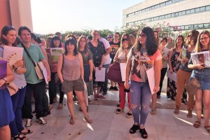 Aspirantes a una plaza de profesor de Secundaria, esta mañana, en el Centro de Profesores de Almería.