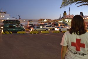 Una voluntaria de Cruz Roja en el Puerto de Almería en pleno dispositivo de la OPE 2018.