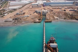 Toma de agua del mar en la desaladora de Balerma. Piden que el agua desalada se pague a 30 céntimos.