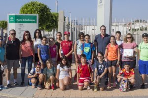 Los escolares junto al alcalde, Felipe Cayuela, en la visita al puerto.