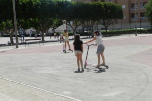 Escolares estrenando sus nuevos patines.