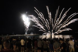 Un gran castillo de fuegos artificiales tierra-mar marcó el inicio de la Noche de San Juan