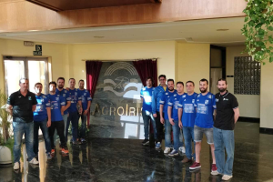 Los jugadores en plena visita.