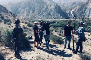 El equipo se prepara para rodar en el desierto de Almería.