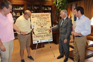 Presentación del evento con autoridades locales y representantes de los comerciantes.