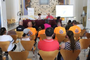 El adiestrador Curro Castillo imparte un curso de actuación con animales descontrolados en Vera.