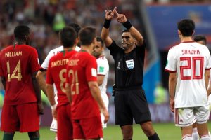 El colegiado señala el VAR y luego pita penalti.