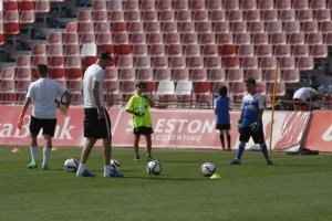Soriano dando clases de fútbol.