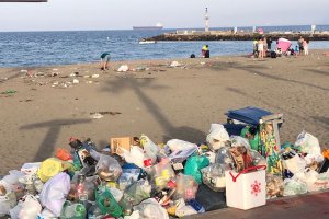 Basuras en la playa de la capital tras la noche de San Juan.