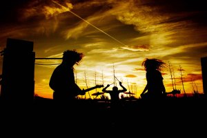 The Dry Mouths actúan en la fiesta de presentación.