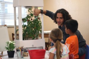 Niwa of Spain en un taller educativo en Miami.